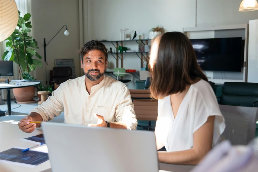 Energieberater mit Kundin